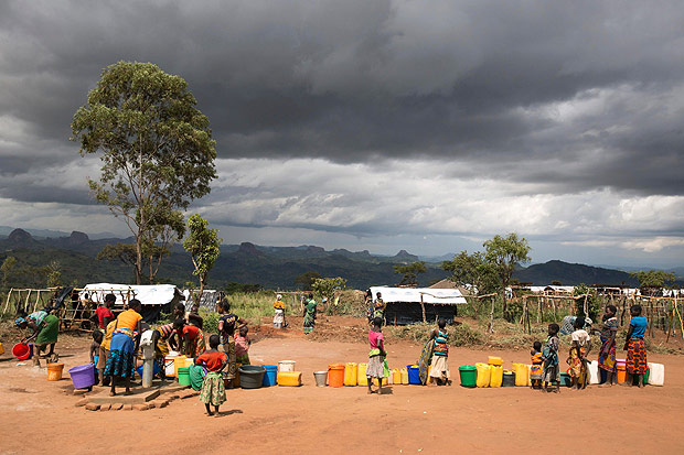 Refugiados moambicanos fazem fila para obter gua em campo de refugiados do Malui