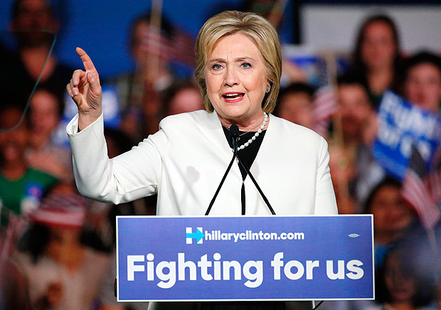 Pr-candidata democrata Hillary Clinton discursa durante comcio em Miami