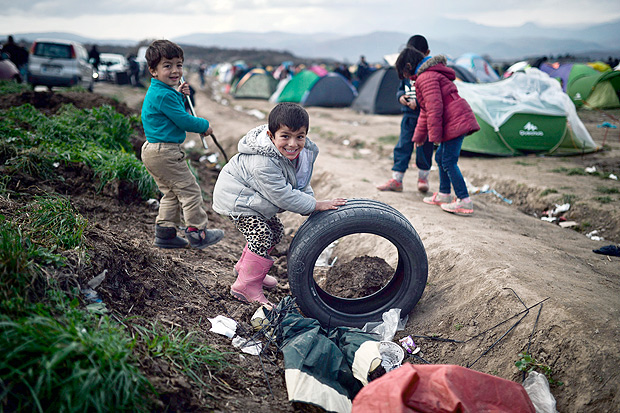 Children play in the makeshift migrant camp at the Greek-Macedonian border, near the Greek village of Idomeni, on March 2, 2016 , where thousands of people are stranded. The European Union on March 2 unveiled a 700-million-euro emergency aid plan for Greece and other states hit by the migrant crisis, in what would be the first time humanitarian cash has been used within Europe instead of outside the bloc. The United Nations has warned of a looming humanitarian crisis as thousands of refugees are stuck in wintry misery at the Greece-Macedonia border after a domino effect of Balkan border closures. / AFP / LOUISA GOULIAMAKI ORG XMIT: LOU4932
