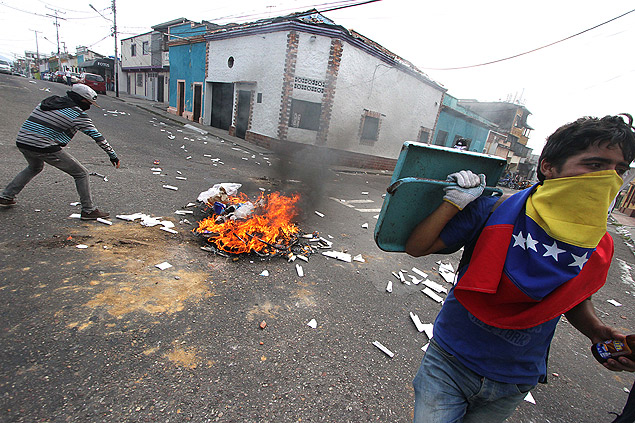 Estudantes venezuelanos fazem protesto contra o presidente Nicols Maduro, nesta quarta