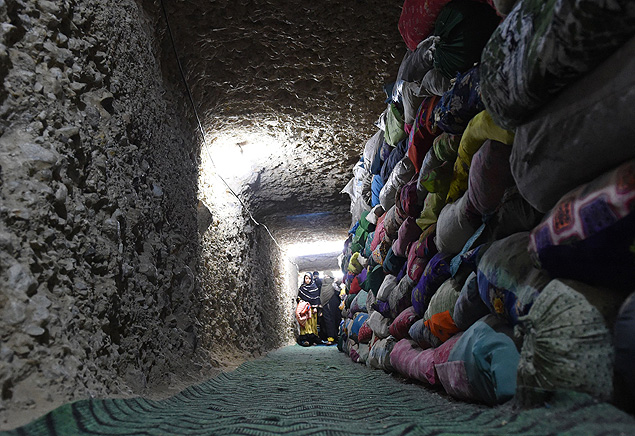 To go with PAKISTAN-KORAN-MUSEUM-LIFESTYLE-RELIGION,FEATURE by Khurram SHAHZAD This photograph taken on January 14, 2016, shows a Pakistani Muslim devotee visiting a tunnel where ancient copies of the Koran are preserved in Jabl-e-Noor in the outskirts of Quetta. Deep inside the dry, biscuit-coloured mountains surrounding Pakistan's southwestern city of Quetta lies an unexpected treasure: a honeycomb of tunnels bursting with cases of Korans, hidden safe from desecration. AFP PHOTO/Banaras KHAN ORG XMIT: AQ2392