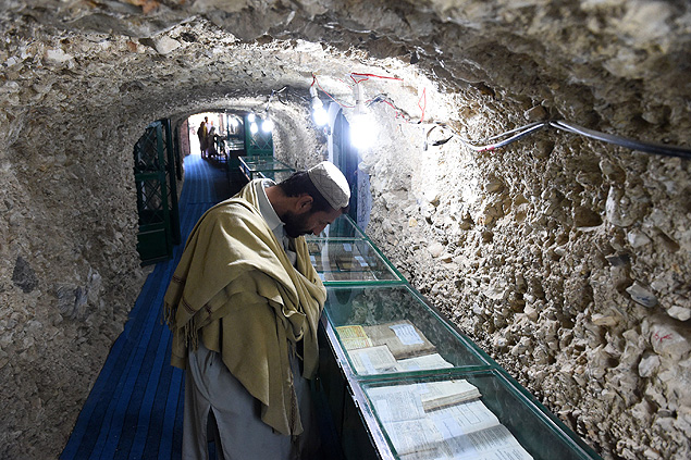 To go with PAKISTAN-KORAN-MUSEUM-LIFESTYLE-RELIGION,FEATURE by Khurram SHAHZAD This photograph taken on January 14, 2016, shows a Pakistani Muslim devotee visiting a tunnel where ancient copies of the Koran are preserved in Jabl-e-Noor in the outskirts of Quetta. Deep inside the dry, biscuit-coloured mountains surrounding Pakistan's southwestern city of Quetta lies an unexpected treasure: a honeycomb of tunnels bursting with cases of Korans, hidden safe from desecration. AFP PHOTO/Banaras KHAN ORG XMIT: AQ2391