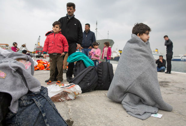  Refugiados reaccionan luego de desembarcar en el puerto de Mitilene, en el norte de la isla de Lesbos, Grecia, el 2 de marzo de 2016. Policas blgaros de la agencia Europea para la gestin de la cooperacin operativa en las fronteras exteriores (Frotex) trajeron en su barco a un grupo de refugiadpos al puerto de Mitilene. Ellos recogen a los refugiados en el mar entre Turqua y Lesbos. De acuerdo con datos publicados por la Agencia de Naciones Unidas para los Refugiados (ACNUR), ms de 120,000 refugiados han llegado a Grecia en los dos primeros meses de 2016. El cierre de fronteras entre los Estados miembros de la Unin Europea est derivando hacia una crisis humanitaria y a hecho que la Comisin Europea prepare un plan para "provisin de ayuda de emergencia", de acuerdo con informacin de la prensa local. (Xinhua/Action Press/ZUMAPRESS) (jg) (sp) ***DERECHOS DE USO UNICAMENTE PARA NORTE Y SUDAMERICA***