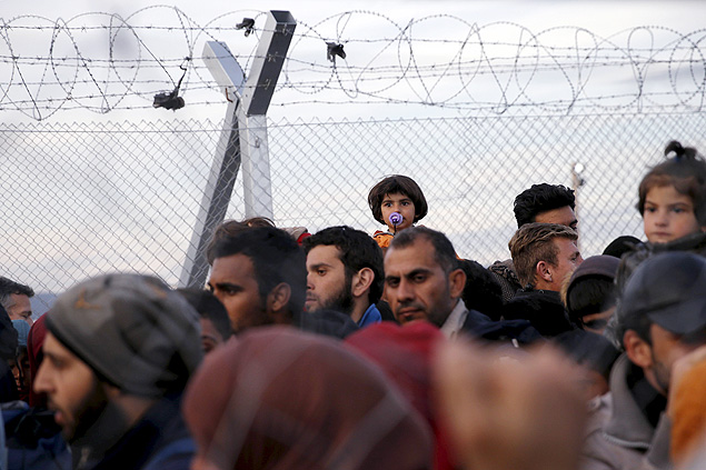Migrants wait to cross the Greek-Macedonian border at a makeshift camp, near the village of Idomeni, Greece, March 5, 2016. REUTERS/Marko Djurica ORG XMIT: MDJ204