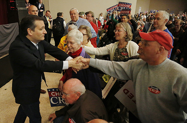 Republicano Ted Cruz cumprimenta partidrios aps evento de campanha no Estado do Kansas