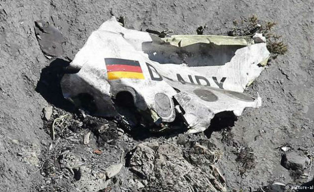 Pedao do avio da Germanwings que caiu nos Alpes da Frana em maro de 2015