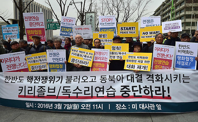 Ativistas contra o conflito entre as Coreias protestam prximo  embaixada dos EUA em Seul