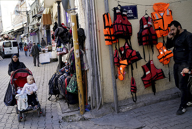 Coletes salva-vidas so vendidos em loja da cidade litornea de Izmir, na Turquia