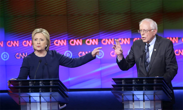 Hillary Clinton e Bernie Sanders em debate organizado pela rede CNN neste domingo (6)