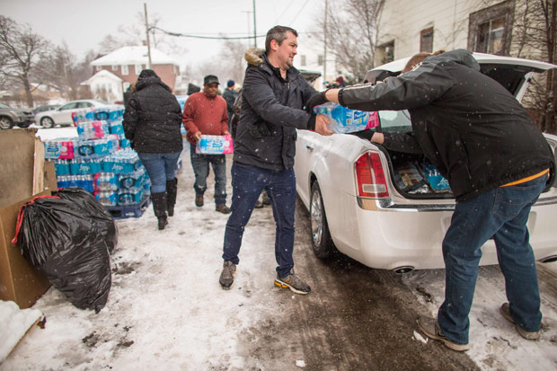 Voluntrios em centro de distribuio de igreja luterana levam gua  populao de Flint 