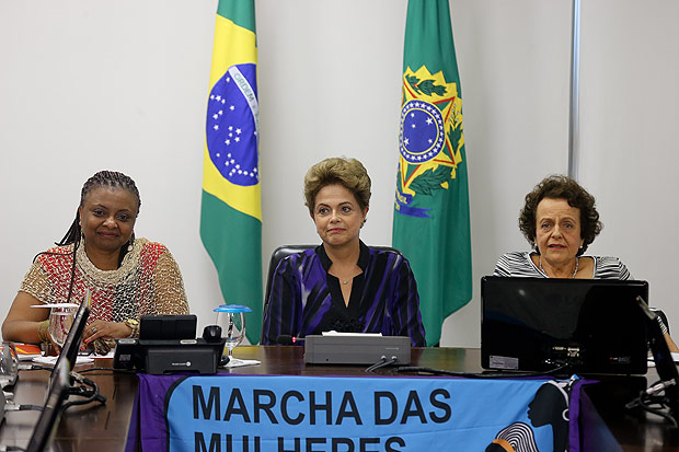 A presidente Dilma Rousseff ao lado da ministra Nilma Gomes (esq.) e Eleonora Menicucci