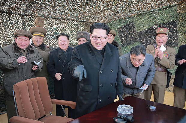 O ditador norte-coreano, Kim Jong-un, visita militares durante lanamento de mssil em 4 de maro