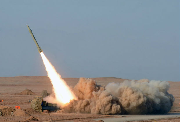 Teste de mssil iraniano de curto alcance, em foto divulgada por agncia oficial. *** In a picture obtained from Iran's ISNA news agency on July 3, 2012, shows AN Iranian short-range missile (Fateh) launched during the second day of military exercises, codenamed Great Prophet-7, for Iran's elite Revolutionary Guards at an undisclosed location in Iran's Kavir Desert. AFP PHOTO/ISNA/ARASH KHAMOUSHI =AFP IS USING PICTURES FROM ALTERNATIVE SOURCES AS IT WAS NOT AUTHORISED TO COVER THIS EVENT, THEREFORE IT IS NOT RESPONSIBLE FOR ANY DIGITAL ALTERATIONS TO THE PICTURE'S EDITORIAL CONTENT, DATE AND LOCATION WHICH CANNOT BE INDEPENDENTLY VERIFIED