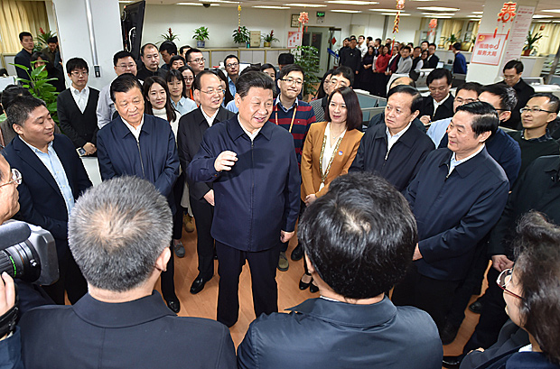 O presidente da China, Xi Jinping, faz visita  redao do jornal "People's Daily"
