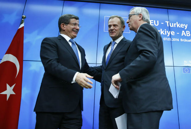  BRUSELAS, marzo 7, 2016 (Xinhua) -- El primer minsitro turco Ahmet Davutoglu (i), el presidente del Consejo Europeo Donald Tusk (c) y el presidente de la Comisin Europea Jean-Claude Juncker (d) interactan luego de una conferencia de prensa conjunta al trmino de la cumbre entre la Unin Europea (UE) y Turqua, en la sede del Consejo Europeo, en Bruselas, Blgica, el 7 de marzo de 2016. La Unin Europea (UE) y Turqua discutieron el lunes nuevas propuestas para abordar la crisis migratoria que est poniendo en peligro la poltica libre de pasaportes del bloque europeo. (Xinhua/Ye Pingfan) (vf) (sp)