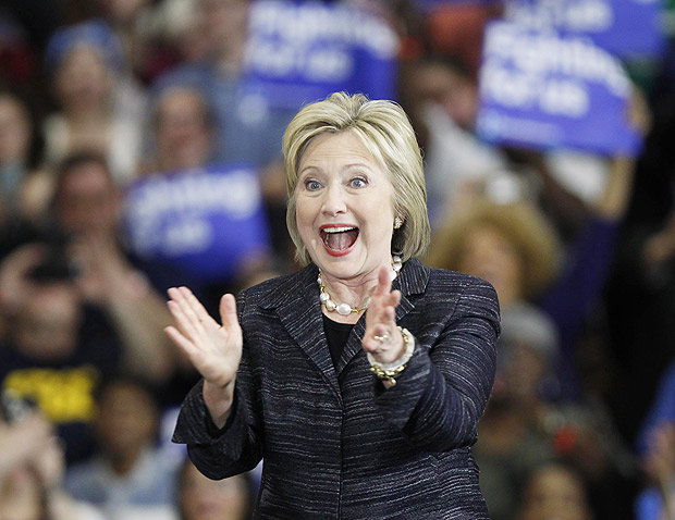 Hillary Clinton discursa durante campanha no Cuyahoga Community College, em Cleveland, Ohio, na tera (8)