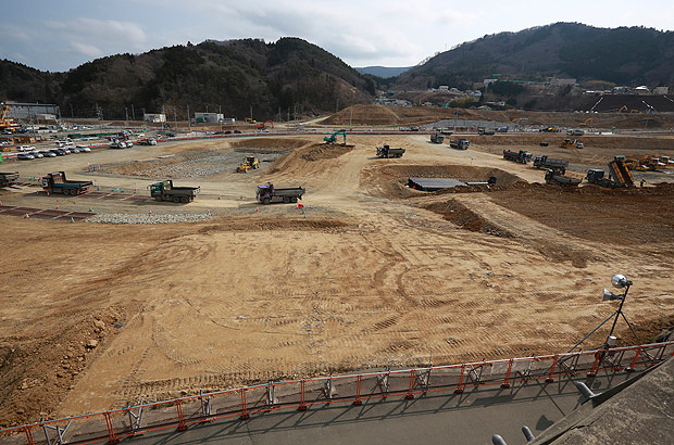 Na foto, prdios destrudos em bairro de Onagawa por onde passou o tsunami; hoje, regio  aterrada