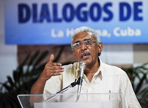 Commander of the FARC-EP leftist guerrilla Joaquin Gomez gestures as he reads a statement at the Convention Palace in Havana on the framework of the peace talks with the Colombian government, on March 10, 2016. Colombia's FARC rebels said Thursday it is unfeasible to sign a peace deal with the government by March 23, calling for an extension on the two sides' self-imposed deadline. Speaking a day after President Juan Manuel Santos said he would not sign a 
