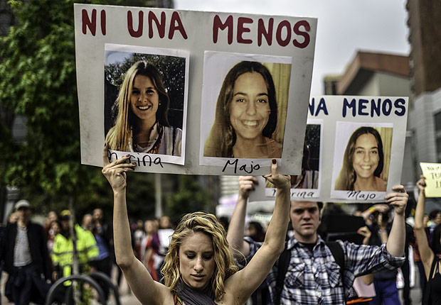 Manifestantes carregam cartazes em Bogot com fotos das duas turistas argentinas mortas no Equador