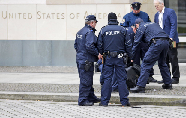 Policiais examinam mala suspeita de carregar bomba em frente  Embaixada dos EUA em Berlim 