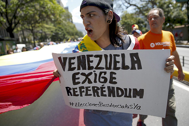 Jovem oposicionista em Caracas defende referendo pela revogao do mandato de Nicols Maduro e novas eleies