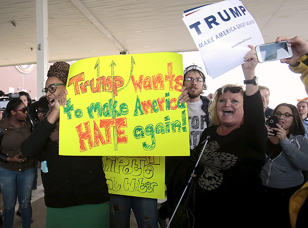 Manifestantes anti-Trump carregam cartazes do lado de fora do local do comcio em Cleveland, em Ohio
