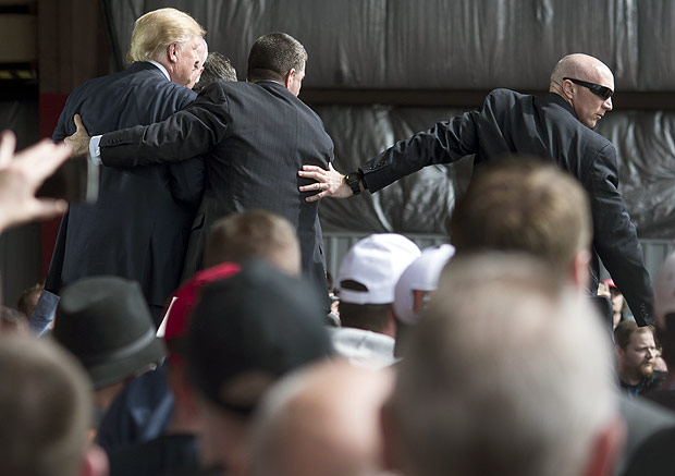 Agentes do Servio Secreto cercam Donald Trump aps um homem tentar invadir o palanque em Ohio