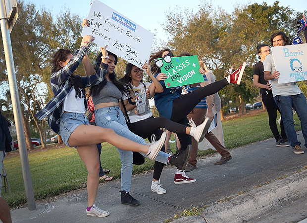 KENDALL, FL - MARCH 09: Supporters of Democratic presidential candidate Senator Bernie Sanders (D-VT) show their support for him before his debate against Democratic presidential candidate Hillary Clinton at the Univision News and Washington Post Democratic Presidential Primary Debate on the Miami Dade College's Kendall Campus on March 9, 2016 in Kendall, Florida. Voters in Florida will go to the polls March 15th for the state's primary. Joe Raedle/Getty Images/AFP == FOR NEWSPAPERS, INTERNET, TELCOS & TELEVISION USE ONLY ==