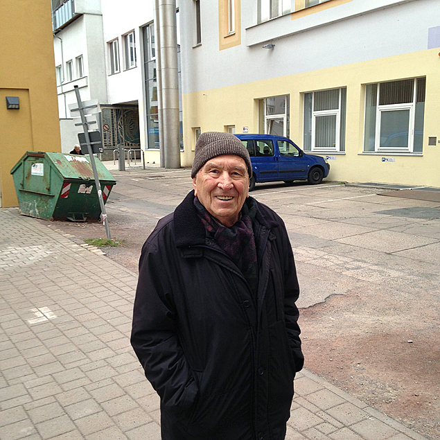 O eleitor Klaus Linie, 91, apos ter votado para a CDU em uma escola de Magdeburgo, na Saxonia-Anhalt 