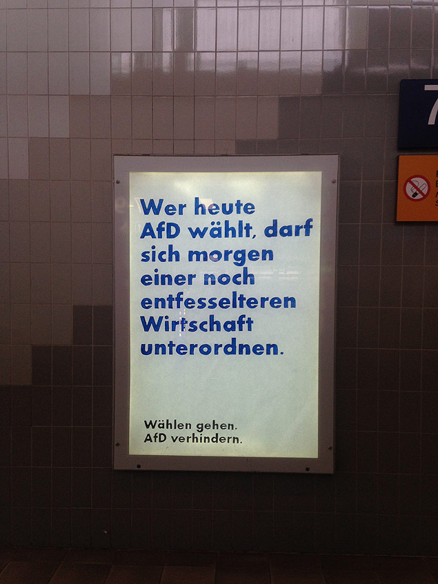 Anncio em estao de trem de Magdeburgo diz: "Quem vota hoje no AfD se dispe amanh a se submeter a uma economia ainda mais sem controle. Sair para votar. Frear o AfD"