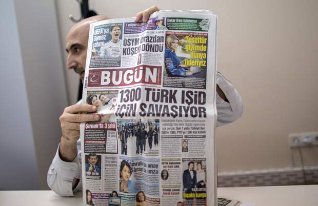 A capa do jornal turco "Bugün", fechado pela polícia, foi substituído pelo recém-criado "Özgür" 