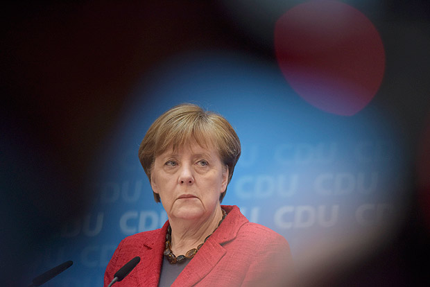 A chanceler alem, Angela Merkel, concede entrevista aps derrota em eleies regionais