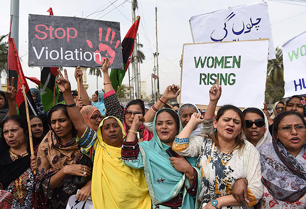 Ativistas de direitos humanos pedem fim da violncia contra a mulher em ato em Karachi, no Paquisto
