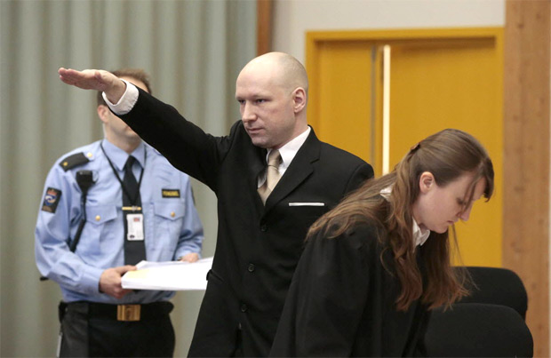 Anders Breivik, que assassinou 77 pessoas na Noruega em 2011, fez a saudao nazista ao entrar no tribunal 