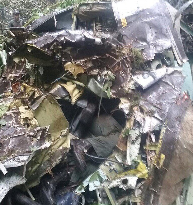 Imagem da emissora Ecuavisa mostra os destroos do avio militar Arava que caiu na selva equatoriana