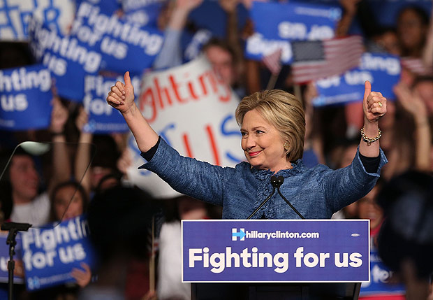 Pr-candidata democrata Hillary Clinton fala a partidrios em centro de conveno em Miami