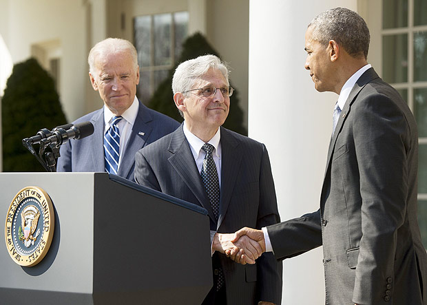 Obama cumprimenta Merrick Garland, juiz federal que ele indicou para a Suprema Corte dos EUA