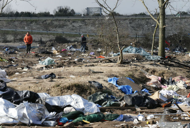 Migrants walk on the southern area on the final day of its dismantlement in the camp called the "Jungle" in Calais, France, March 16, 2016. REUTERS/Pascal Rossignol ORG XMIT: PR15