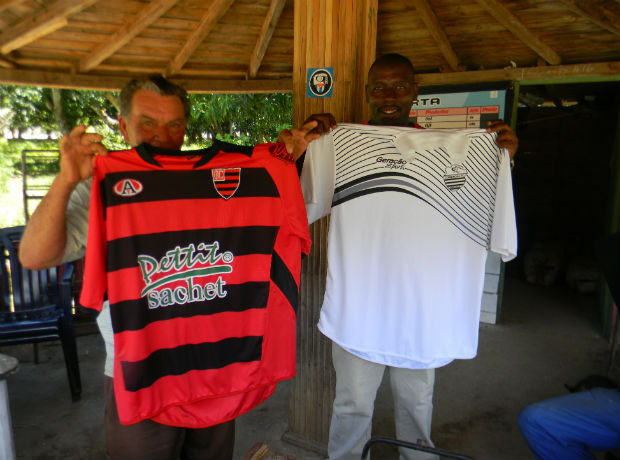 Cubanos com camisas de futebol do Oeste de Itpolis e do Comercial de Ribeiro Preto