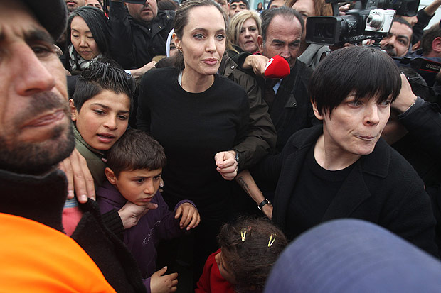 (160316) -- ATENAS, marzo 16, 2016 (Xinhua) -- La actriz estadounidense y enviada especial del Alto Comisionado de Naciones Unidas para los Refugiados (Acnur), Angelina Jolie (c), visita las instalaciones del refugio temporal en el puerto de Pireo, cerca de Atenas, Grecia, el 16 de marzo de 2016. (Xinhua/Marios Lolos) (jg) (sp)
