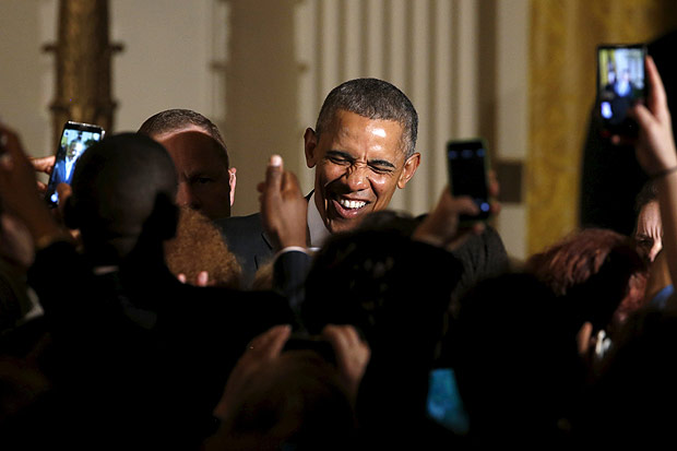 O presidente Barack Obama cumprimenta uma das visitantes da recepo s mulheres na Casa Branca