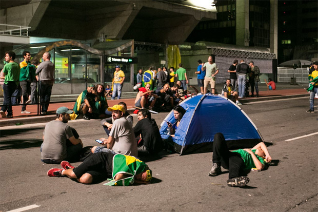 Grupo faz vigília na avenida Paulista pelo impeachment da presidente Dilma