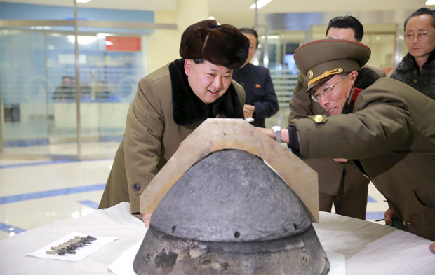 O ditador norte-coreano, Kim Jong-un, observa a ogiva de um mssil balstico em laboratrio de Pyongyang