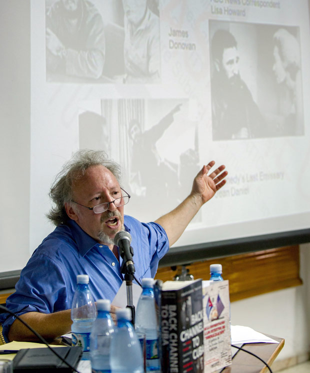 O historiador americano Peter Kornbluh apresenta seu livro "Back Channel to Cuba" em Havana