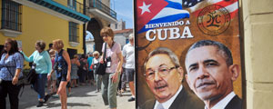 Cartaz em Havana coloca fotos de Raúl Castro e de Obama lado a lado – Yamil Lage/AFP