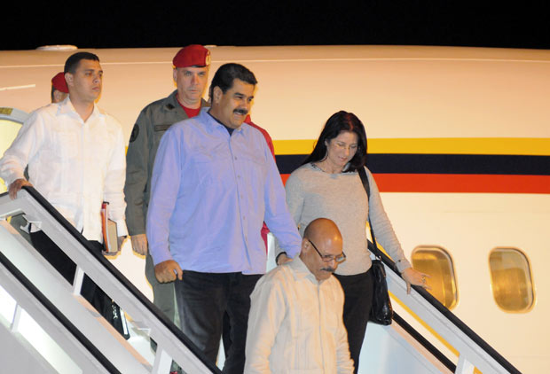 O presidente da Venezuela, Nicols Maduro, desembarca em Havana com a mulher, Cilia Flores