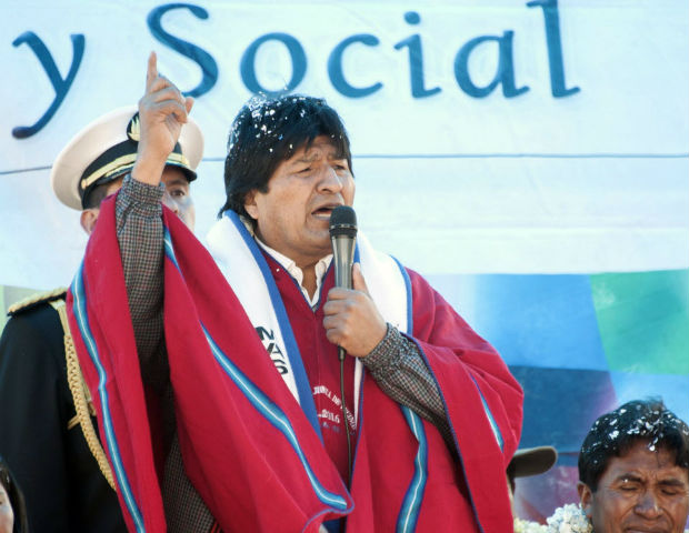 EL ALTO, marzo 19, 2016 (Xinhu) -- El presidente de Bolivia, Evo Morales, pronuncia un discurso durante la ceremonia de entrega del enlosetado de la avenida Panam y mejoramiento de las calles y vas de acceso urbano, financiado con fondos del programa gubernamental "Bolivia Cambia, Evo Cumple", en el barrio de Alto Lima, en la ciudad de El Alto, Bolivia, el 19 de marzo de 2016. (Xinhua/Freddy Zarco/ABI) (ab) (jg) (vf)
