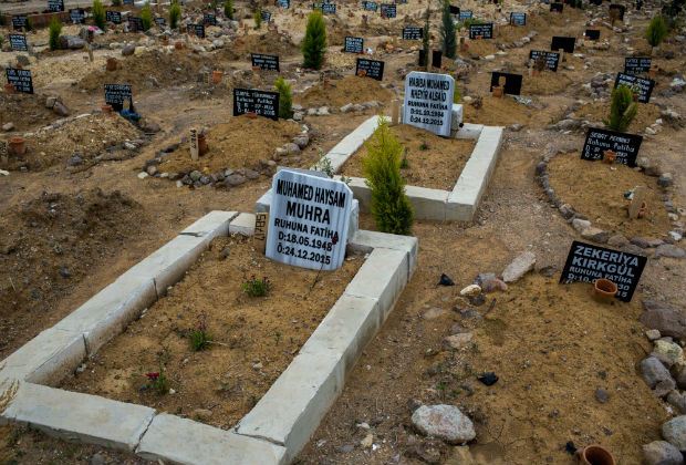 Cemitério na cidade turca de Dogancay, que recebe refugiados que morrem na travessia do mar Egeu