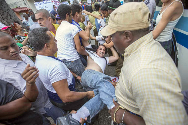 O dissidente Antonio Gonzlez-Rodilles  detido durante protesto em bairro de Havana