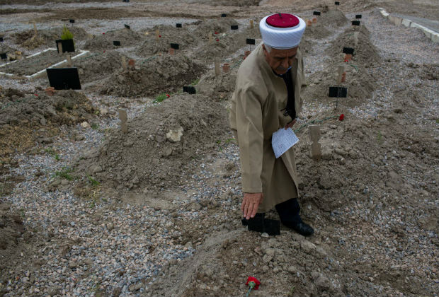 O imã Ahmet Altan no cemitério da cidade turca de Dogancay, que recebe refugiados que morrem na travessia do mar EgeuFlavio Forner/Folhapress
